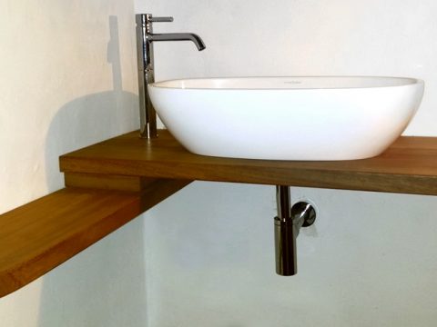 mueble de baño con encimera de madera