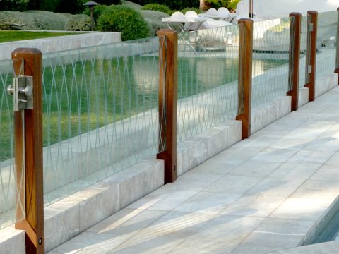 valla de madera y cristal exterior