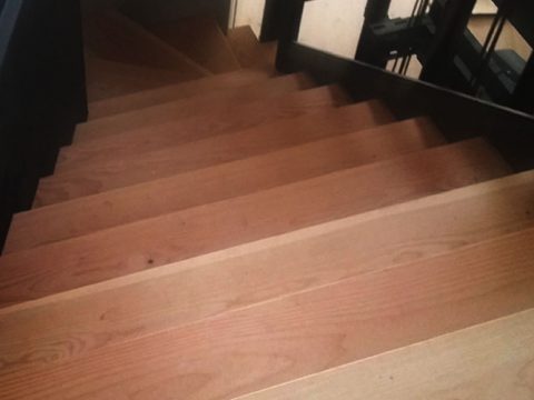 escalera de madera interior