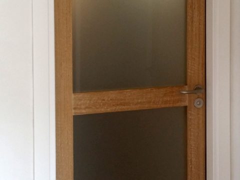 puerta interior de madera y cristal
