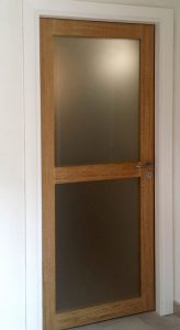 puerta interior de madera y cristal