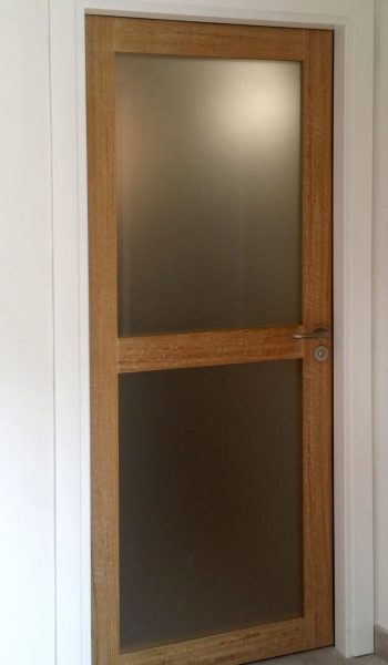 puerta interior de madera y cristal