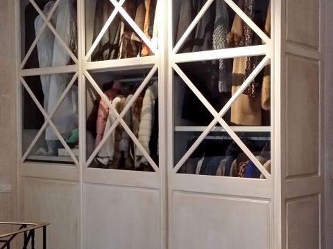 armario de madera en color blanco roto con frente de madera y cristal