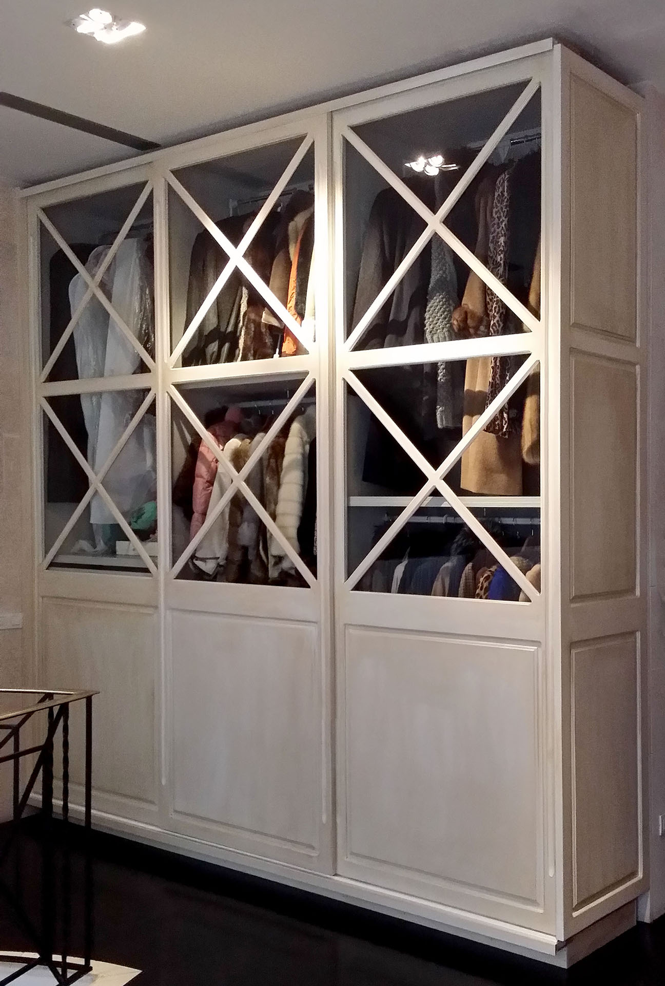 armario de madera en color blanco roto con frente de madera y cristal