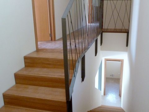 escalera con barandilla de hierro
