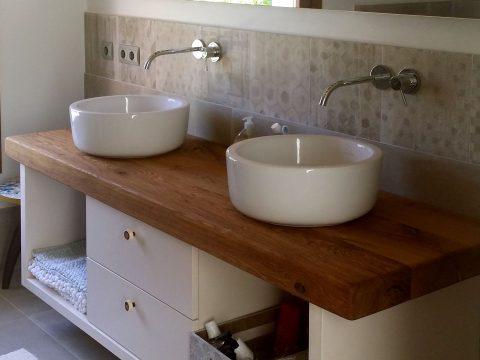 mueble de baño con encimera de madera