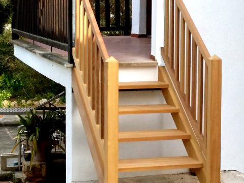 escalera de madera exterior