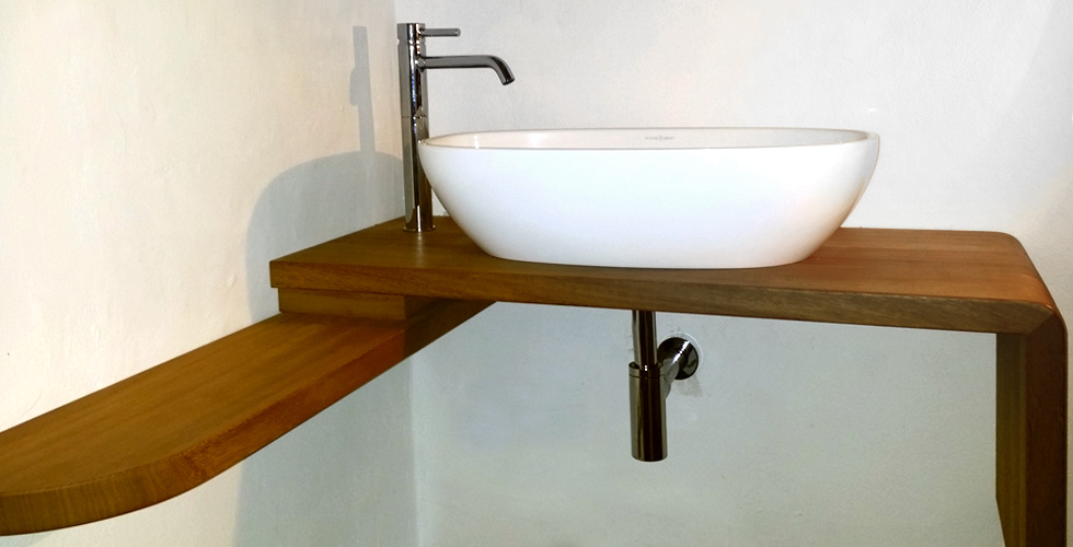 mueble de baño con encimera de madera