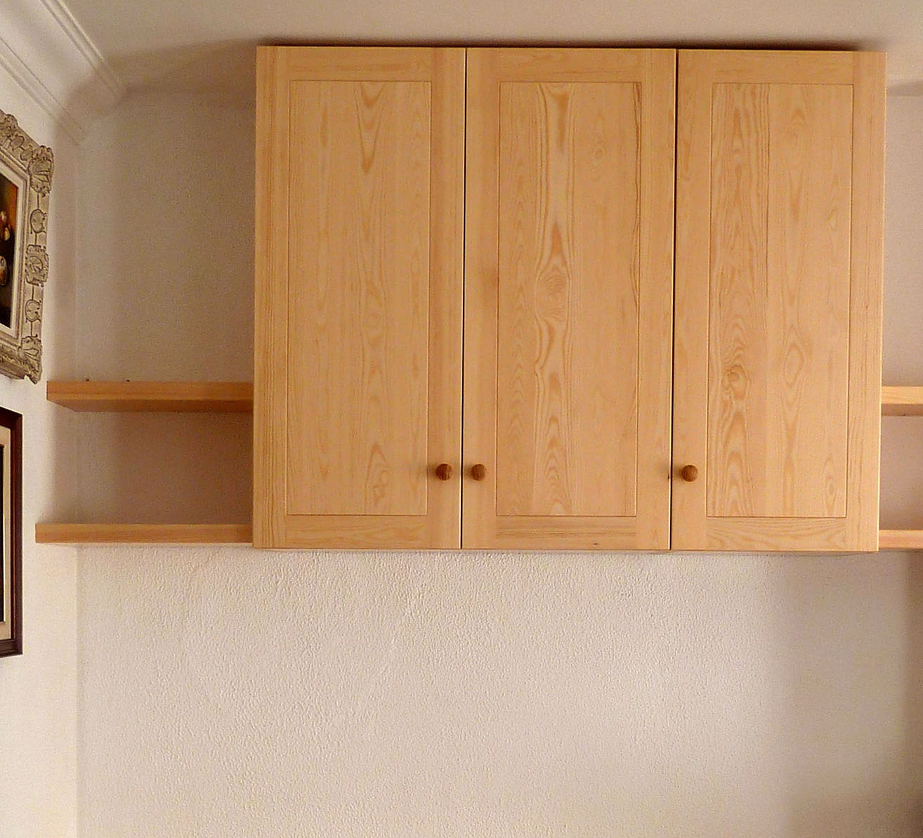 detalle muebles altos de cocina de madera