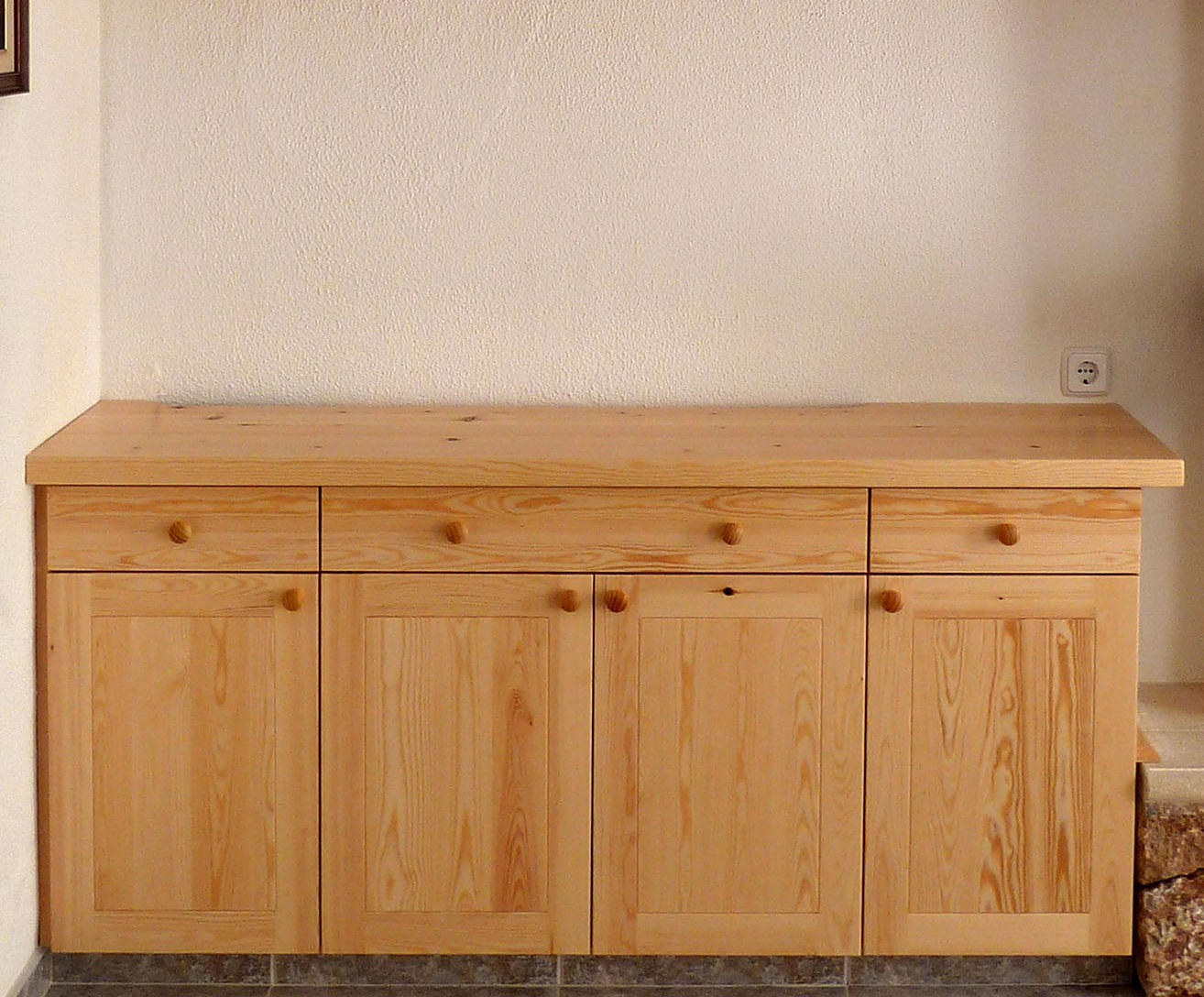 detalle muebles bajos de cocina de madera