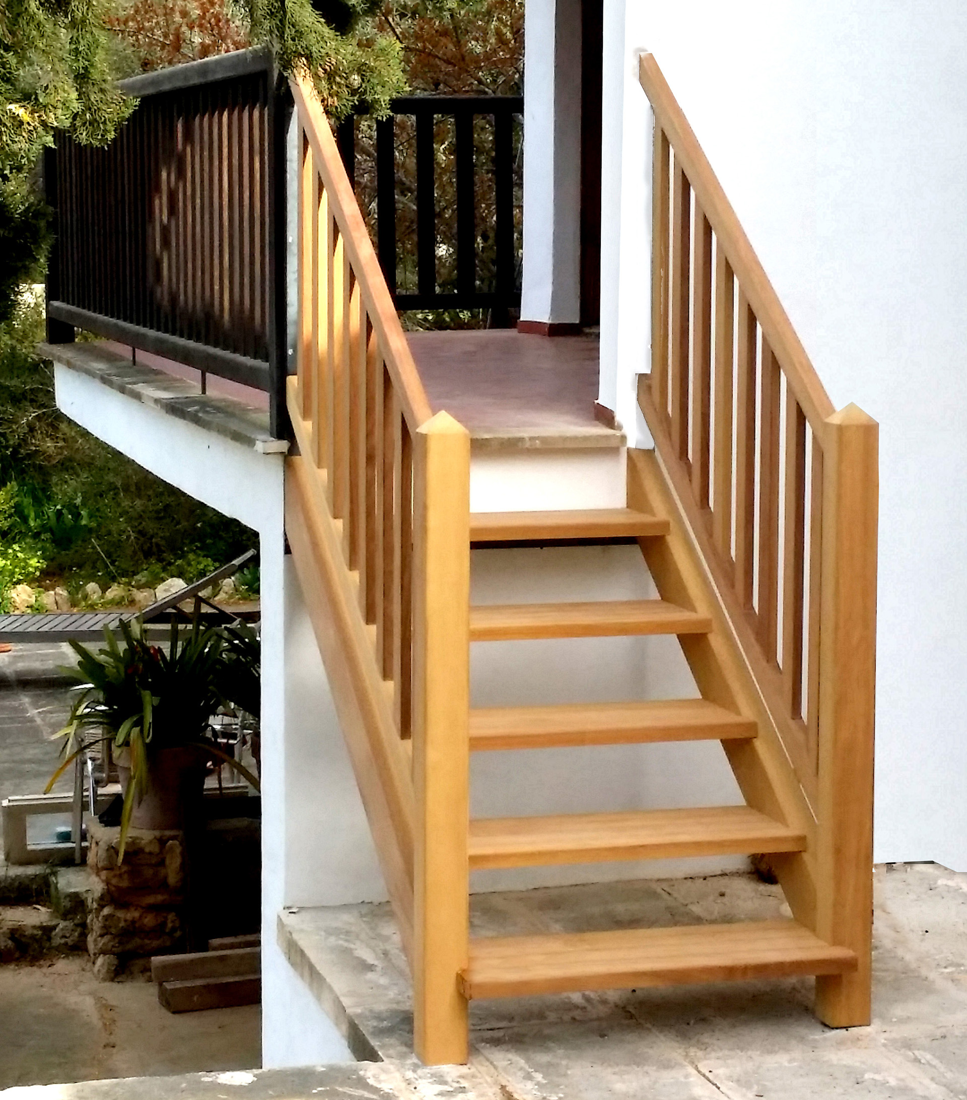 escalera de madera en exterior