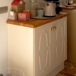 mueble de cocina de madera blanca con encimera de madera en color natural