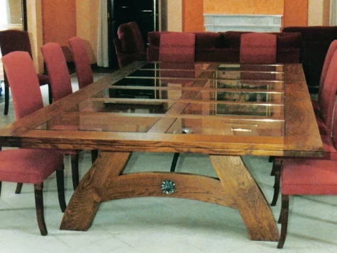 mesa de comedor de madera y elementos de cristal