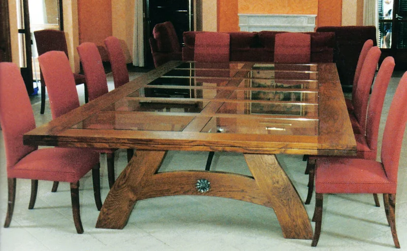 mesa de comedor de madera y elementos de cristal